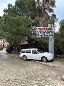 阿奇亚卡MANDALİN AKYAKA的停在加油站前的白色汽车