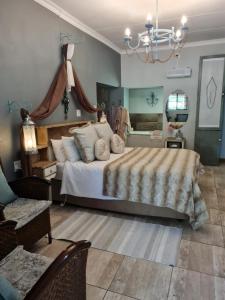 LadybrandLittle Rock Resort的一间卧室配有一张大床和一个吊灯。