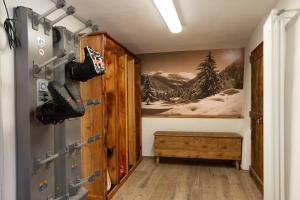 瓦托内切C'era una Volta的走廊上设有滑雪设备门的房间