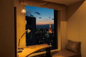 东京The Royal Park Hotel Iconic Tokyo Shiodome的客房设有窗户,享有艾菲尔铁塔的景色