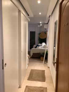 普拉亚登博萨Apartamento Playa Denbossa的走廊上设有一张床和地毯的房间
