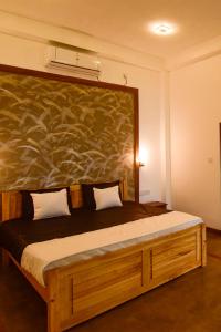 尼甘布Hiru Lagoon Negombo的一间卧室配有一张壁画大床