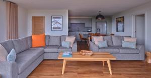 ChittlehamholtThe Mole Resort - Lodges的客厅配有沙发和桌子