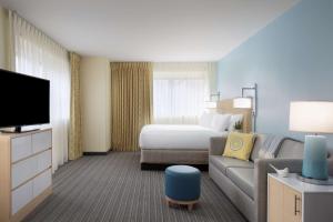 新奥尔良Sonesta ES Suites New Orleans Downtown的酒店客房,配有床和沙发