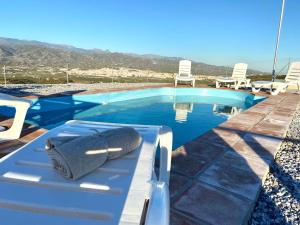 贝莱斯Casa El Barranco By Solymar Holiday的游泳池旁长凳上的毛巾