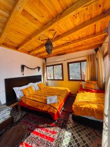 伊姆利尔伊姆利勒土城旅馆的一间卧室设有两张床和木制天花板