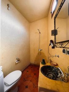 伊姆利尔伊姆利勒土城旅馆的一间带水槽和卫生间的浴室