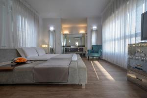 埃拉特Modern Villa-Ella Sun Eilat的酒店客房带一张大床和一把椅子