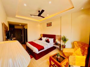 哈里瓦Gange Blossam, Haridwar的酒店客房,配有床和沙发