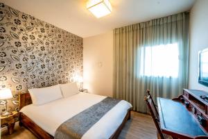 埃拉特Modern Villa-Ella Sun Eilat的酒店客房设有床和窗户。