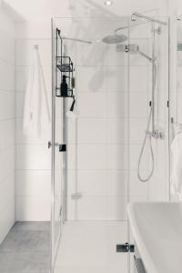 盖尔森基兴Soulplace Gelsenkirchen - stilvoll & gemütlich的带淋浴和盥洗盆的白色浴室