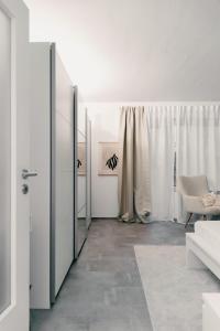 盖尔森基兴Soulplace Gelsenkirchen - stilvoll & gemütlich的白色的房间,设有门和椅子