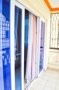 蒙巴萨Roma Stays Mwtapa Luxury Apartments 3 bedrooms & swimming pool的房屋上的滑动玻璃门