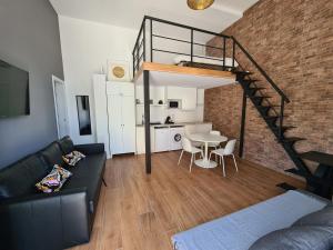 瓦伦西亚Hlius Brand New Apartments的客厅配有黑色沙发和桌子