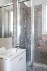拉纳卡Solaar Apartments Faneromeni的带淋浴和盥洗盆的白色浴室