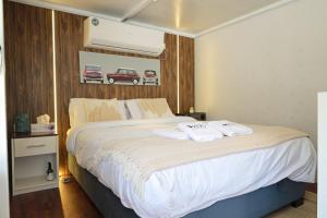 富查伊拉Al shalal caravan的一间卧室配有一张大床和两条毛巾