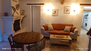 谢瓦布朗克L' ecurie de Florent et Spa的客厅配有沙发和桌子