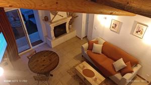 谢瓦布朗克L' ecurie de Florent et Spa的享有客厅的顶部景致,客厅配有沙发和壁炉