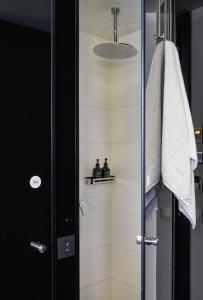 阿姆斯特丹Sir Albert Hotel, part of Sircle Collection的带淋浴的浴室和玻璃门