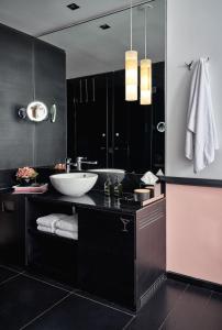 阿姆斯特丹Sir Albert Hotel, part of Sircle Collection的黑色浴室设有水槽和镜子
