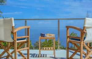 SkináriaDN Beach Coast Villa的阳台上配有两把椅子和一张桌子,享有海景