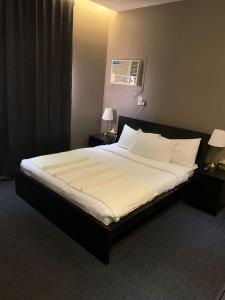 欧拉ALULA WINTER的卧室配有一张带白色床单和枕头的大床。