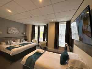 波特拉什港口酒店的酒店客房设有两张床和一台平面电视。
