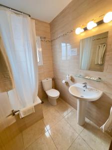 多列毛利诺斯Hotel Cabello的一间带水槽、卫生间和淋浴的浴室