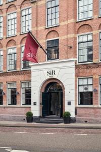 阿姆斯特丹Sir Albert Hotel, part of Sircle Collection的一座大型砖砌建筑,上面有星号