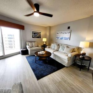 奥兰治比奇Tradewinds 808 - NEW Rental- 1bd/2bath-Luxury Comfort的客厅配有沙发和桌子