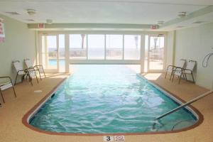 奥兰治比奇Tradewinds 808 - NEW Rental- 1bd/2bath-Luxury Comfort的一座带椅子的大型游泳池