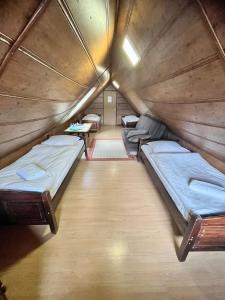 Maniowy奇科瓦达宾馆的帐篷内带两张床的房间