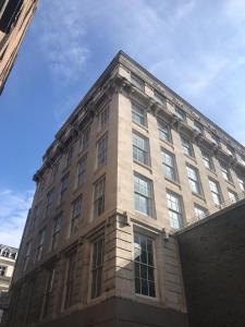 利物浦School Lane Hotel in Liverpool ONE的一面设有窗户的大型砖砌建筑