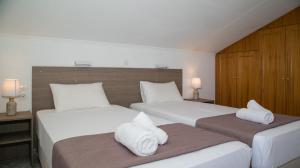 圣斯特凡诺斯Panorama View的两张位于酒店客房的床 - 带毛巾