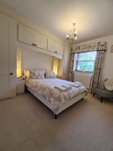 文特诺Large Modern Victorian Apartment的一间卧室设有一张大床和一个窗户。