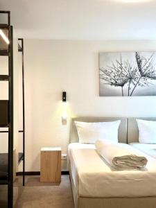 弗里森海姆奥赫森酒店的酒店客房设有两张床,墙上挂着一张照片。