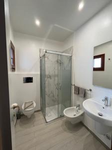 奥尔比亚Studio's Pavese的带淋浴、卫生间和盥洗盆的浴室