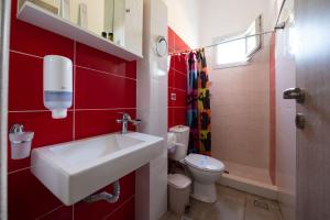 Livadi AstypalaiasGiasemi Room No 4 Anafi的红色的浴室设有水槽和卫生间