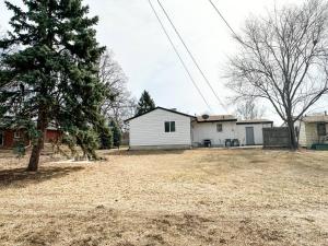 林垦Modern 3 bed 1 bath Home near downtown and UNL Lincoln的一座有树的院子中的白色房子