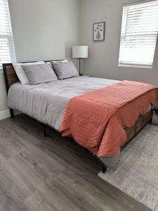 林垦Modern 3 bed 1 bath Home near downtown and UNL Lincoln的一间卧室配有一张床铺,床上铺有红色毯子