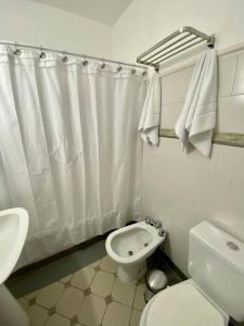 布宜诺斯艾利斯Beautiful apartment in Palermo的白色的浴室设有卫生间和水槽。