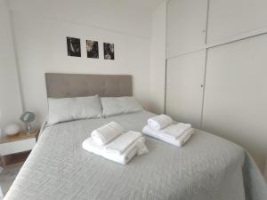 布宜诺斯艾利斯Beautiful apartment in Palermo的卧室配有白色床和毛巾