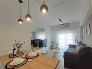 布宜诺斯艾利斯Beautiful apartment in Palermo的客厅配有桌子和沙发