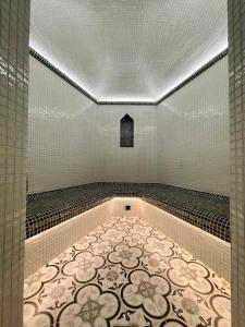 利沃夫Апартаменти Underground&SPA的客房设有浴缸,铺有瓷砖地板。