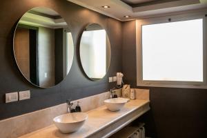 AgreloVillas Del Malbec Lodges的浴室设有2个水槽和2个镜子