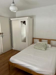 菲格拉斯Habitación Económica的卧室配有一张带镜子的白色床