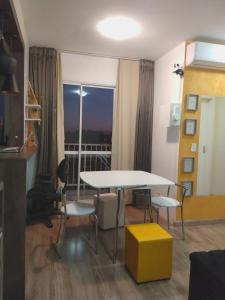 卡诺阿斯Apartamento completo próximo aeroporto e rodoviária de POA的客房设有桌椅和窗户。