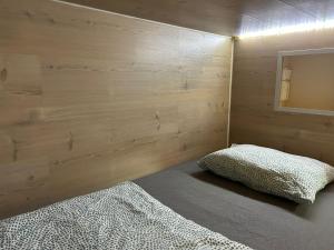 巴塞罗那Onefam Ramblas的一间卧室设有两张床和木墙