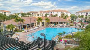 奥兰多环球大道奥兰多租赁度假酒店的享有度假村游泳池的景致