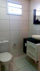 卡诺阿斯Apartamento completo próximo aeroporto e rodoviária de POA的浴室配有白色卫生间和盥洗盆。